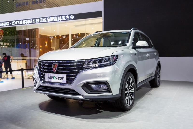 全新榮威950、榮威e950定義“高級(jí)轎車” 成都車展亮相售價(jià)16.88萬(wàn)起 互聯(lián)網(wǎng)汽車上市一周年 系統(tǒng)升級(jí)帶來(lái)顛覆式進(jìn)化