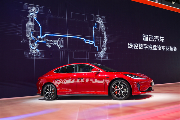智己汽車發(fā)布線控?cái)?shù)字底盤技術(shù)，今年下半年率先量產(chǎn)上車線控底盤 開啟“具身智能”新時(shí)代
