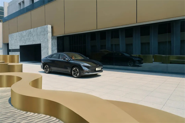 限時先享置換一口價！「10萬級600續(xù)航中級轎車」五菱星光2025款正式上市！